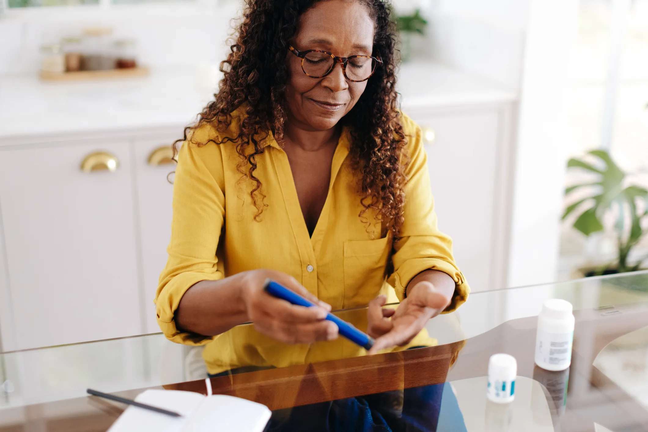 Diabetic woman injecting herself with insulin suing a smart insulin pen